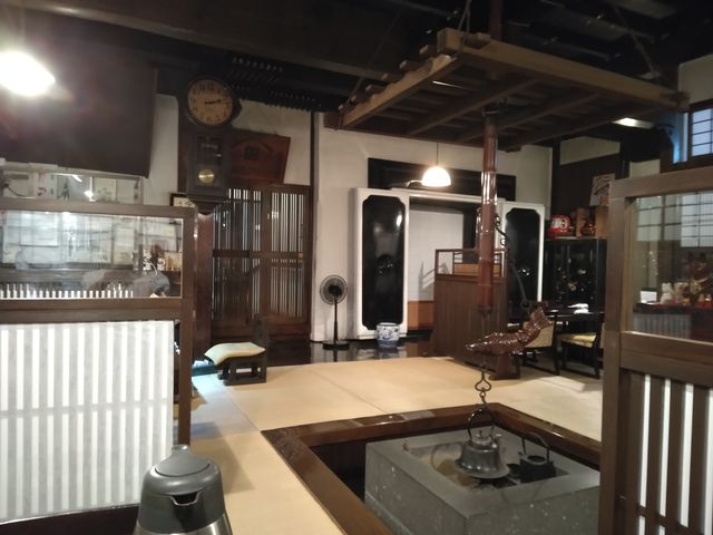 日本の家屋ですね。でも大富豪商家です。庶民の住める住居ではありません、はい。_渋川問屋