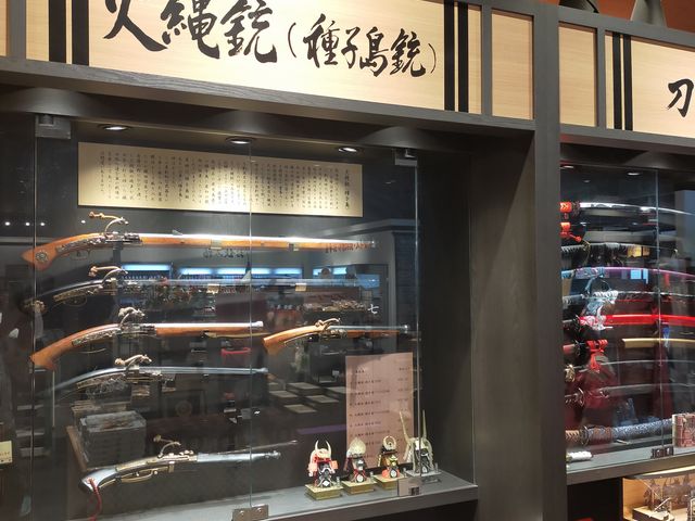 火縄銃や刀剣の展示_長篠設楽原パーキングエリア(下り)