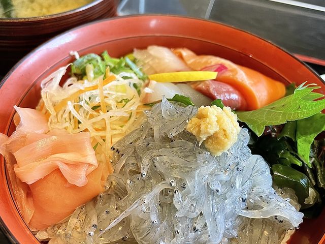 見た目より生しらすがたくさん!
3種の刺身も乗ってました。_レストラン 海峡楼 ミラドール
