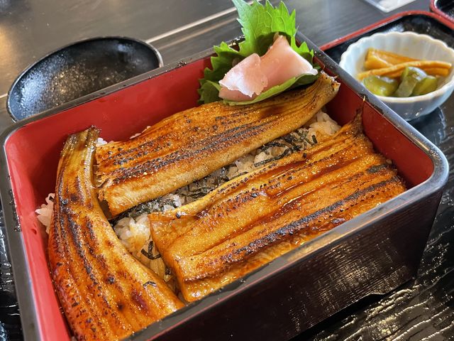 かなり大きな焼き穴子。
蒸し穴子をイメージするなら他の丼を注文されることをおすすめします。_レストラン 海峡楼 ミラドール