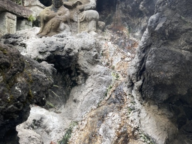 入り口の温泉が流れているところ_湯前神社