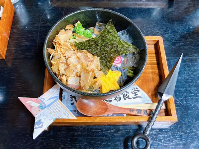 忍者うどん!
鰹節と手裏剣型の海苔の下に黒い麺。中には隠れた秘密がいっぱいで楽しく美味しいうどん!_ニカク食堂