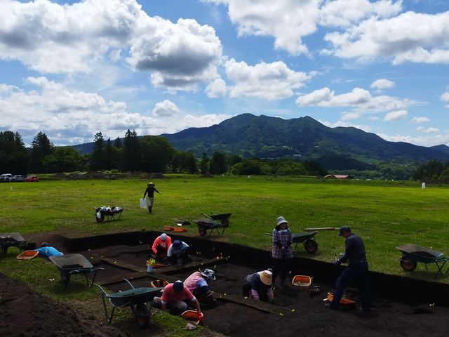 直線の堀で区画した戦国大名三戸南部氏の方形居館です。四万uの敷地からは霊峰名久井岳が綺麗に望めます。_聖寿寺館跡