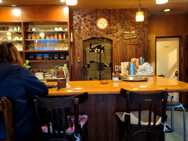 落ち着いたレトロな雰囲気の店内_カトレア