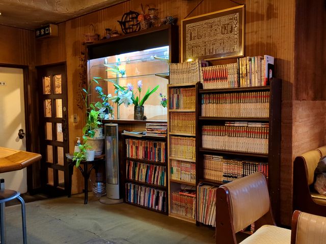 漫画も多くあり、コーヒーを飲みながらゆっくりできます。_カトレア