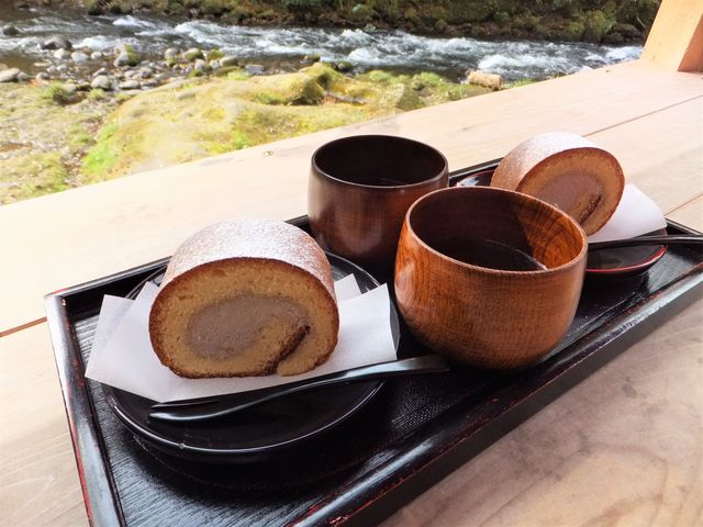 川床セット(加賀棒茶とロールケーキ)_鶴仙渓川床