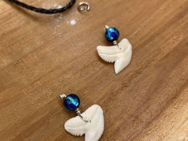 サメの歯にホタル石を付けました!_SANBASHI