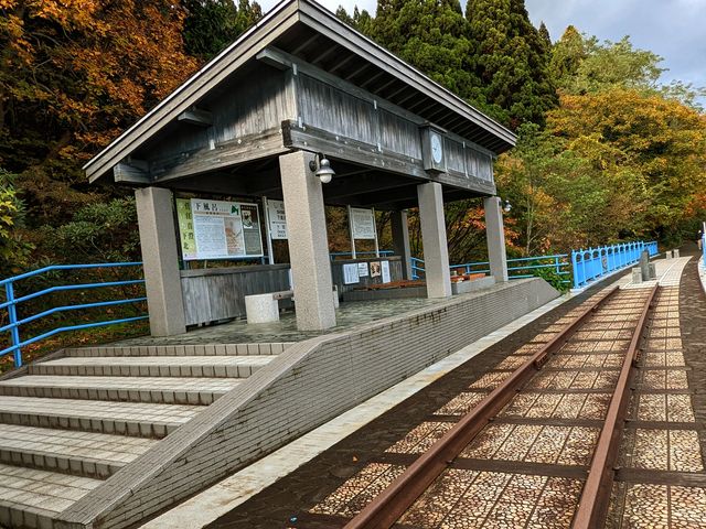 第二次大戦中に建設が進められたものの、戦況の悪化で工事が中断した幻の大間鉄道。足湯(5月から10月)_メモリアルロード足湯