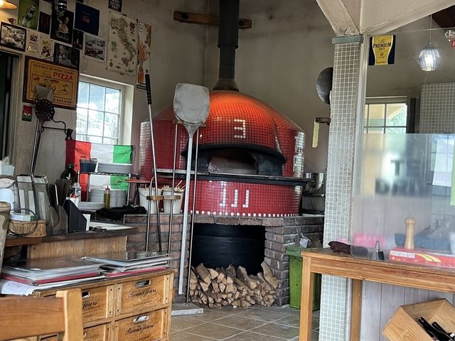 赤い石窯が可愛いです♪_Pizzeria Tre PASSO