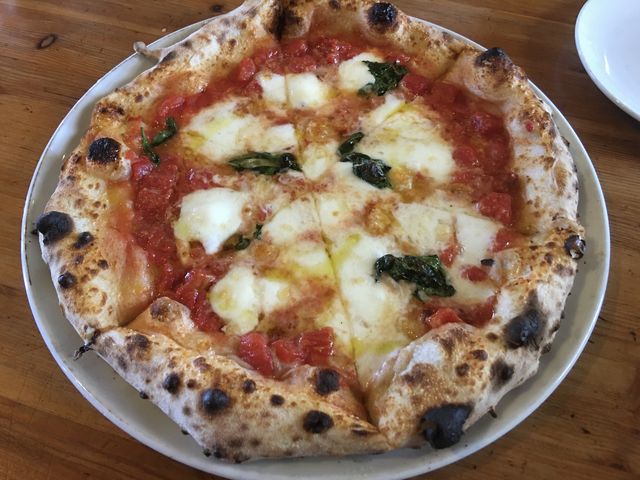 マルゲリータ♪ サイズは30aくらいありますが生地は薄いので2人だとペロリです。_Pizzeria Tre PASSO