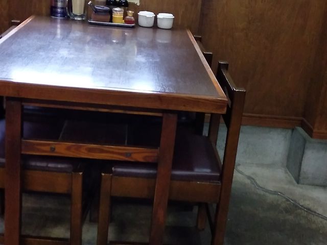 テーブル席_横浜屋 千代田