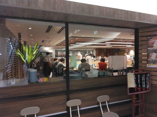 外からも店内の様子がわかります。_回転鮨 清次郎 フェザン店