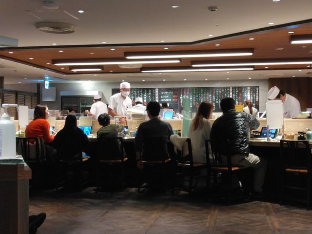お昼時とあって店内は賑わっていました。_回転鮨 清次郎 フェザン店