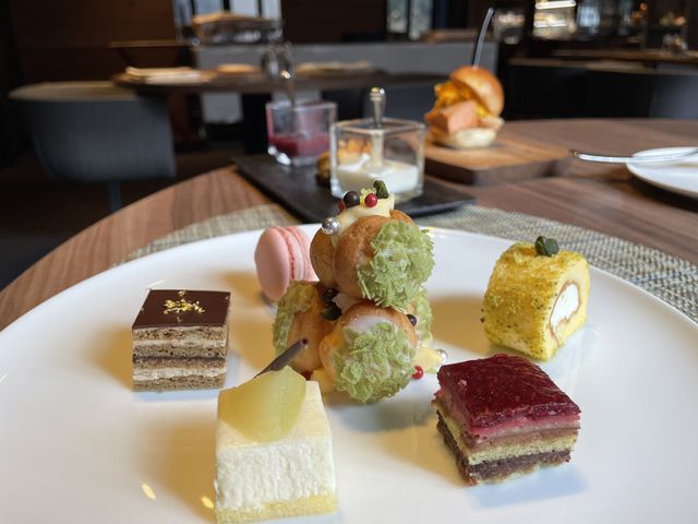 信州の素材を使ったスイーツ。
クリスマス時期で、真ん中がツリーで可愛かったです。_旧軽井沢KIKYOキュリオ・コレクションbyヒルトン
