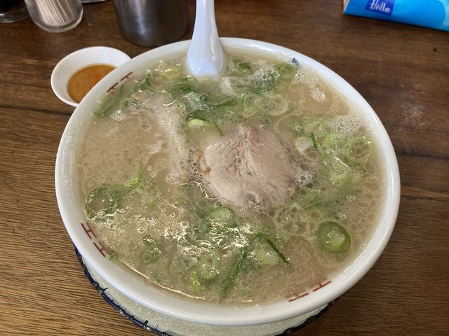 豚骨スープとしてはギリギリまで旨味を搾り取りつつも臭みがない絶妙な味わい。_ふくちゃんラーメン 田隈本店