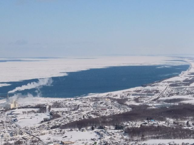 流氷と紋別の町。遥か南に知床半島も見える。_大山山頂園展望塔・オホーツクスカイタワー