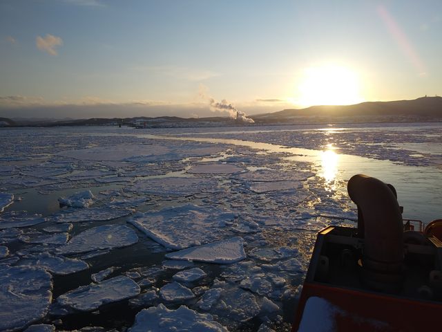夕日に輝く海と紋別の山並。_流氷砕氷船 ガリンコ号U