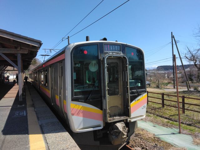 弥彦線に乗ってやって来ました。_おもてなし広場