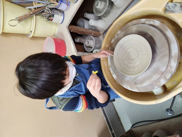 これも横になってしまいましたが、お皿を作り、模様を付けている時です。_陶芸 榛名の麓