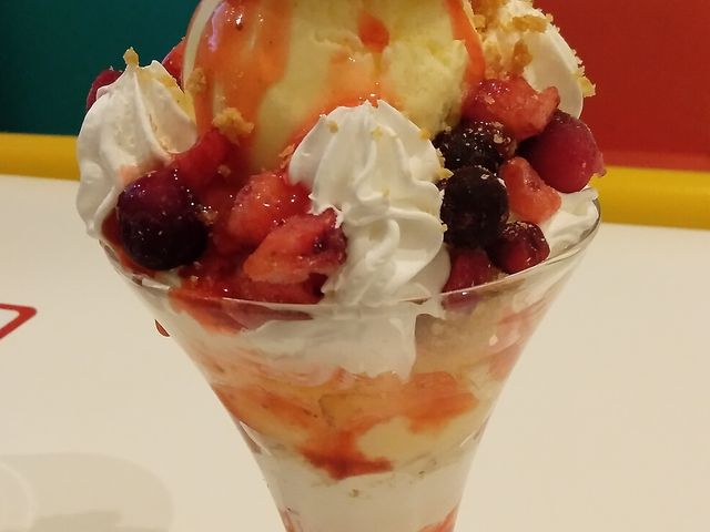 いちごとベリーのパフェ・500円_ビッグエコー BIG ECHO 地下鉄平野駅前店