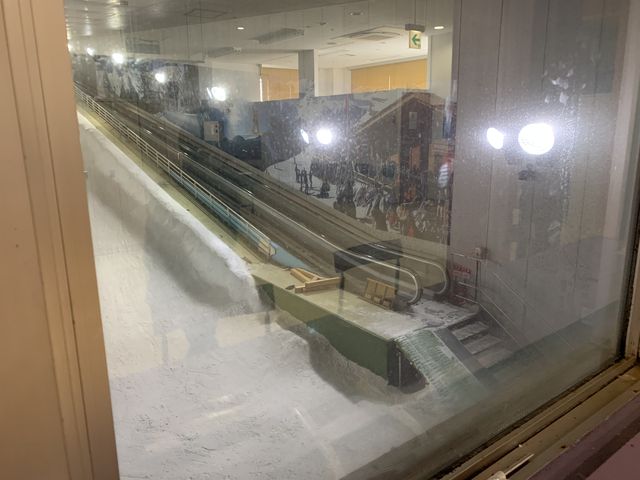 右側のエスカレーターは動く歩道として歩いて登れる。走って登る元気な子供もいた。_スノーヴァ新横浜