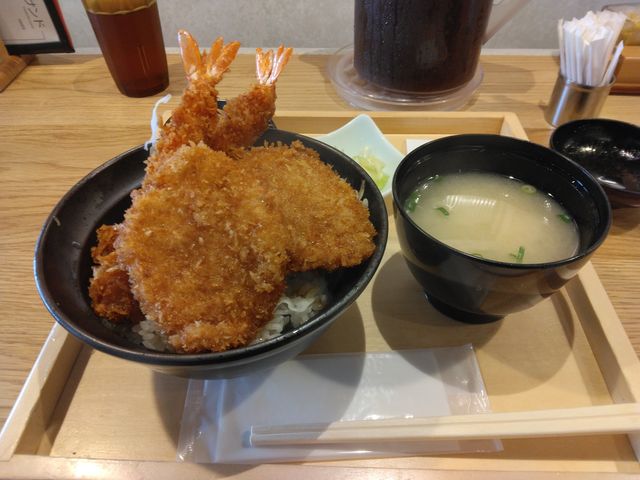 「合いもり丼」です。海老のタルタルソースまで辛かったように思えました。_新潟カツ丼タレカツ 飯田橋店