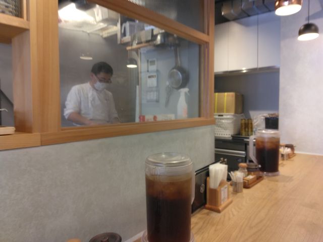店員さんが肉を叩いていました。_新潟カツ丼タレカツ 飯田橋店
