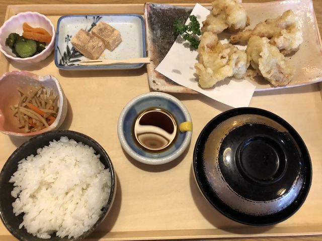 とり天定食です。地酒もいただきましたが、料理に合って美味しかったです。_亀の井ホテル別府