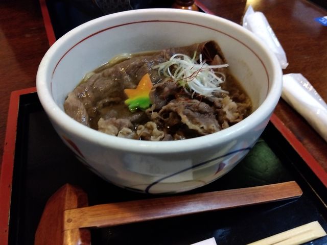 近江牛の肉うどん。麺は細い目。肉がデカくてうどんが見えないです笑。_もんぜんや