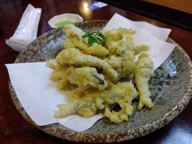 琵琶湖ならではの品も。小鮎の天ぷら。適度な苦味があって美味しい。_もんぜんや