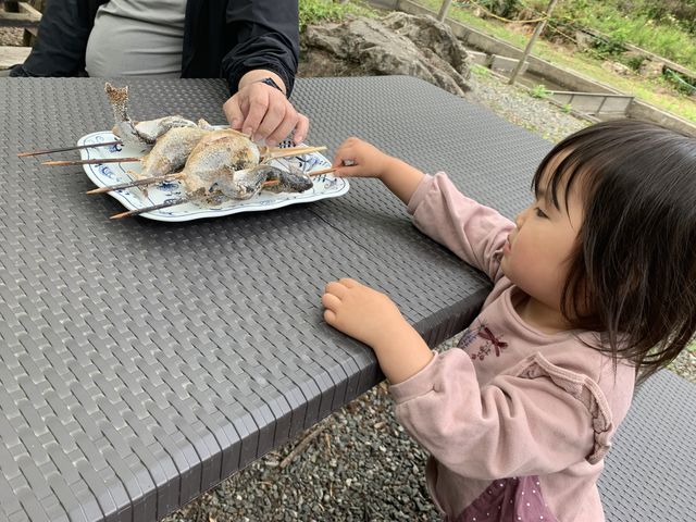 ニジマスは外の塩を落として頂くといい塩味で美味しかったです。_竜ヶ岩洞あゆ狩り園