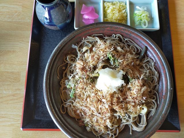 山菜と削りが特徴のおろし蕎麦_名人亭