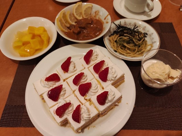 苺ショートケーキ マンゴー
バニラアイスパフェ
ジェノベパスタ_サンシャインシティプリンスホテル