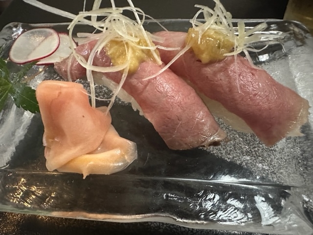 メニューに仙台牛の握りがあったので頼んでみました。
これも美味しいの一言です。_鮨処えんどう