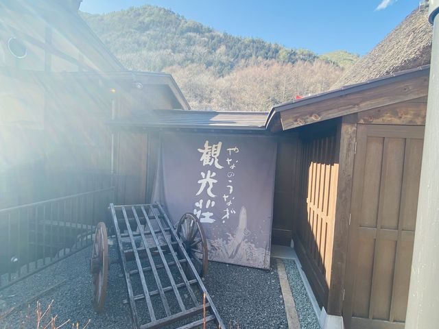 駐車場から店内入り口までのアクセス途中に香ばしい香り。
これだけでご飯一膳は行けそう。_観光荘