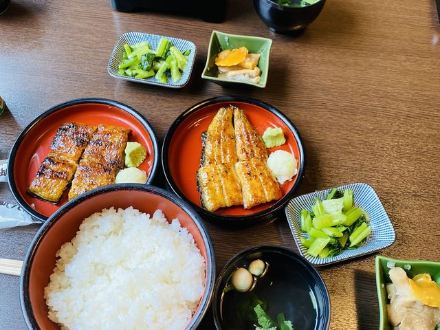 手前のやなまぶしと奥はうな重です。_観光荘