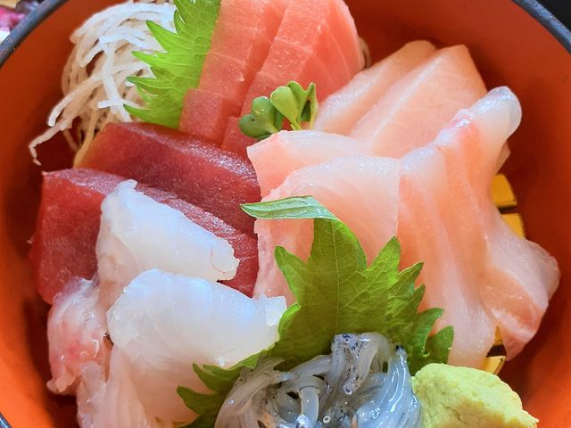 活きイキ刺身定食のお刺身、色々な旬のネタが楽しめます_まぐろ食堂七兵衛丸