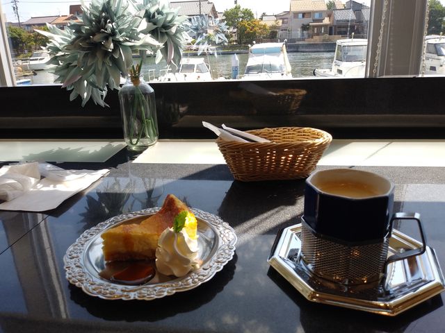 チーズケーキも美味しかった!食器もしゃれています。_岩瀬カナル会館
