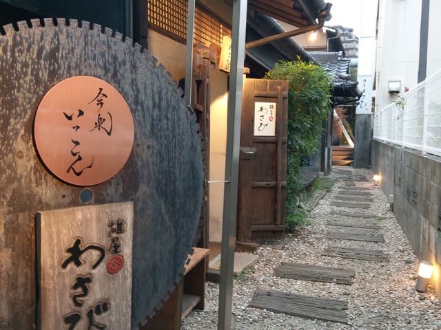店には、とある路地から入っていきます
Googleのナビがないと見つけられないかも_雄屋 わさび
