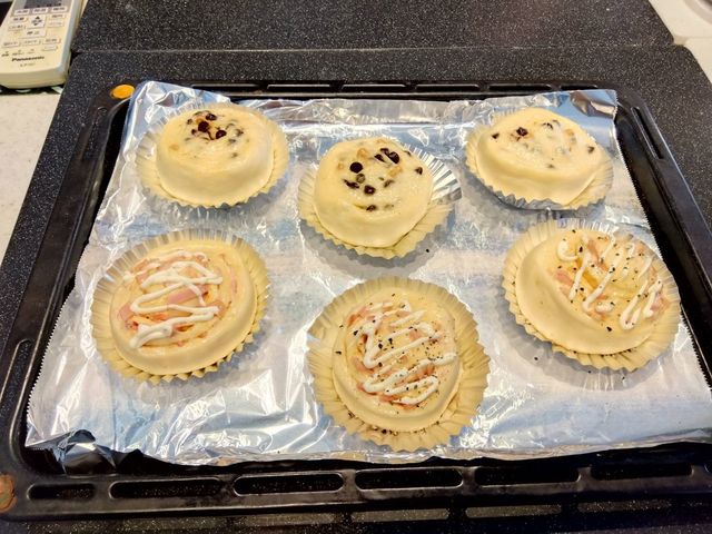 こちらはチョコチップ、キャメルチップで巻いたパン生地
もう一つはハムとマヨネーズをトッピング_パンスクール ぷらんた〜る