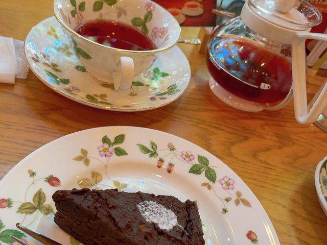 ケーキはガナッシュとダージリンティを頂きました。_ガネッシュティールーム 定禅寺通店