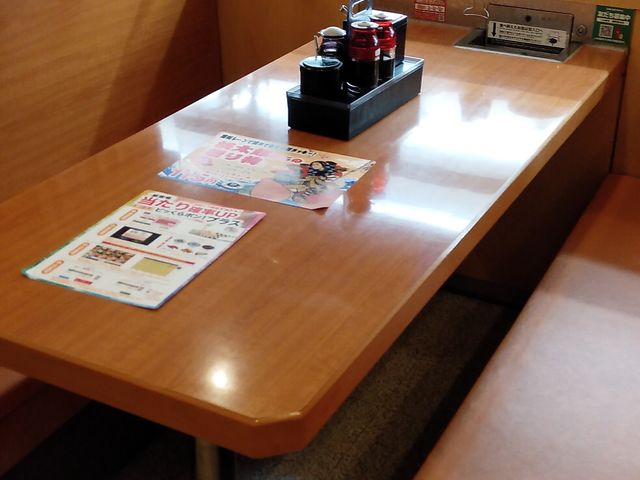 テーブル席_くら寿司静岡沓谷店