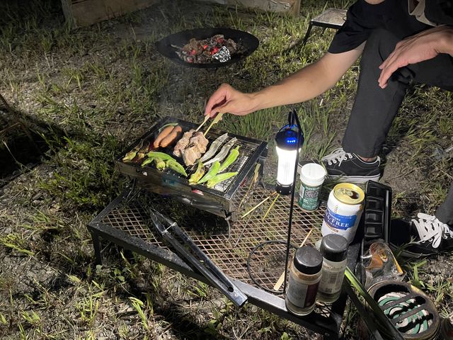 オーナーさんが準備してくれる焼き鳥やソーセージをミニ七輪で焼いて頂けます。美味しい!_日浦ベース