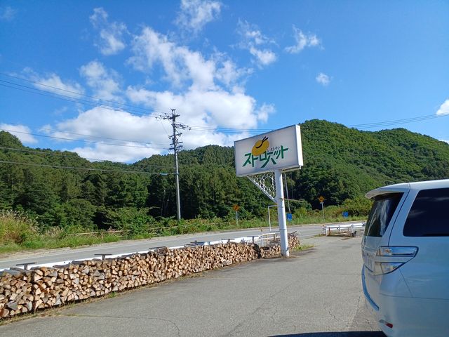 小海線の踏切隣りにあります_ストローハット
