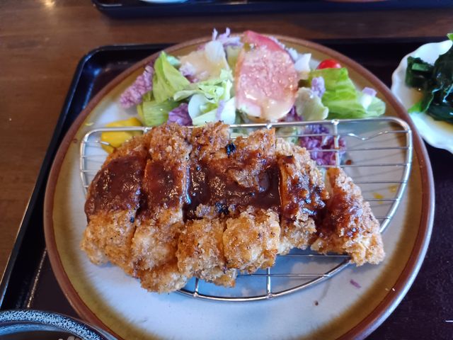 柔らかくて カラッと揚がった 信州 福味鶏チキンカツ定食1100円_ストローハット