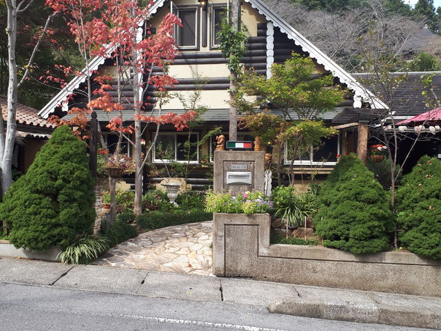 ログハウス風のお店。テラス席もあります。_MALTA