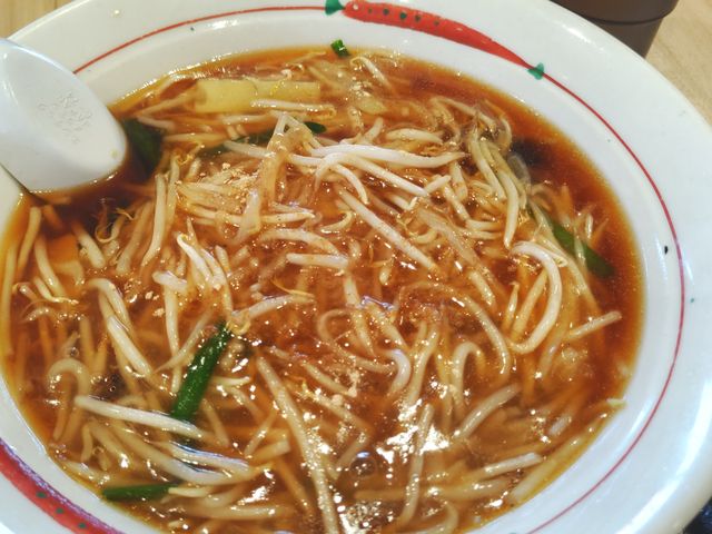 もやし炒めの香ばしい風味の醤油スープが後を引く、あんかけモヤシラーメン。_福よし 草加店