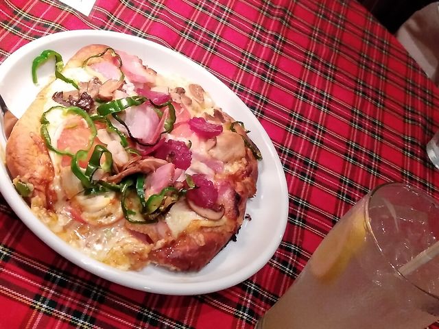 老舗ピザ店でミックスピザ_アンアン