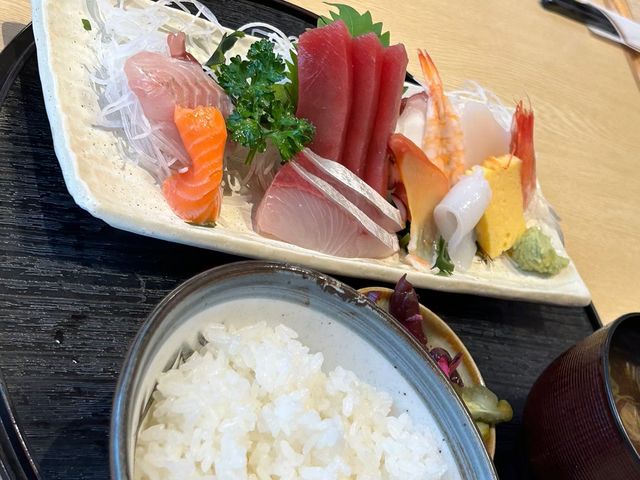 刺身定食_お魚処 うおとも
