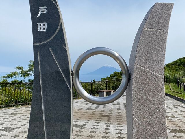 富士山を覗くオブジェ_出逢い岬